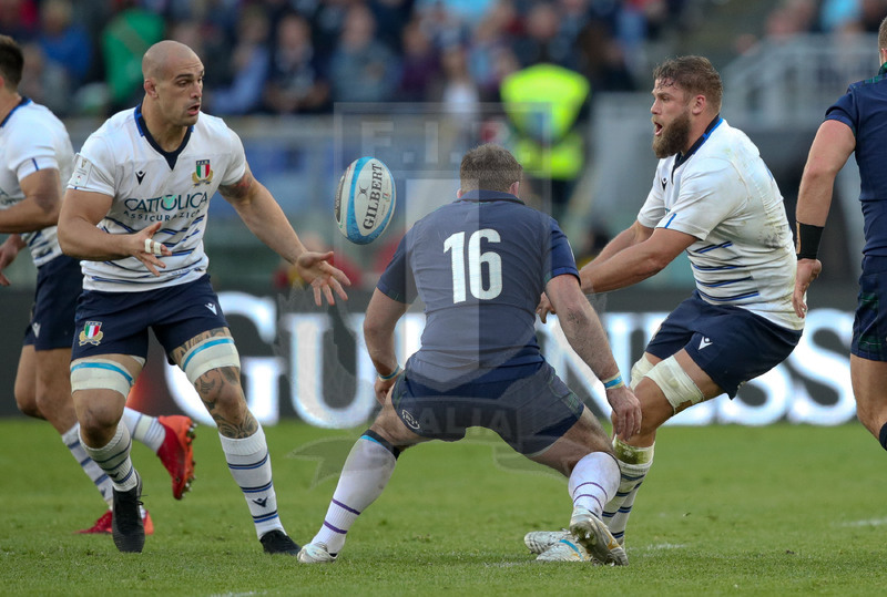 Guinness Sei Nazioni 2020, Round 3, Roma, Stadio Olimpico, 22/02/2020, Italia v Scozia. Dean Bubb aore palla per Marco Lazzaroni. Foto Roberto Bregani/Fotosportit