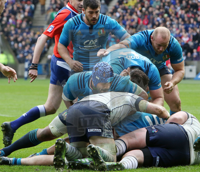 RBS Sei Nazioni 2017, Edimburgo, Murrayfield stadium 18/03/2017, Scozia v Italia, pressione di Maxime Mbandà in ruck. Foto Daniele Resini/Fotosportit
