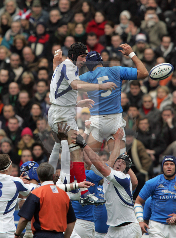 Sei Nazioni 2006, Parigi, Stade de France 25/02/2006, Francia v Italia, touche contesa fra Magne e Bortolami. Foto Daniele Resini/Fotosportit