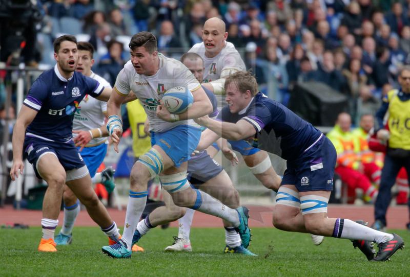 Natwest Sei Nazioni 2018, Roma, Stadio Olimpico, 17/03/2018, Italia v Scozia. Sebastian Negri sfugge a Jonny Gray. Foto: Roberto Bregani/Fotosportit