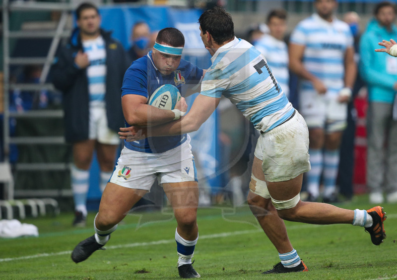 Autumn Nations Series 2021, Treviso, Stadio di Monigo, 13-11-2021, Italia vs Argentina. Danilo Fischetti tenta il breack su Juan Martin Gonzalez. Foto: Roberto Bregani/Fotosportit