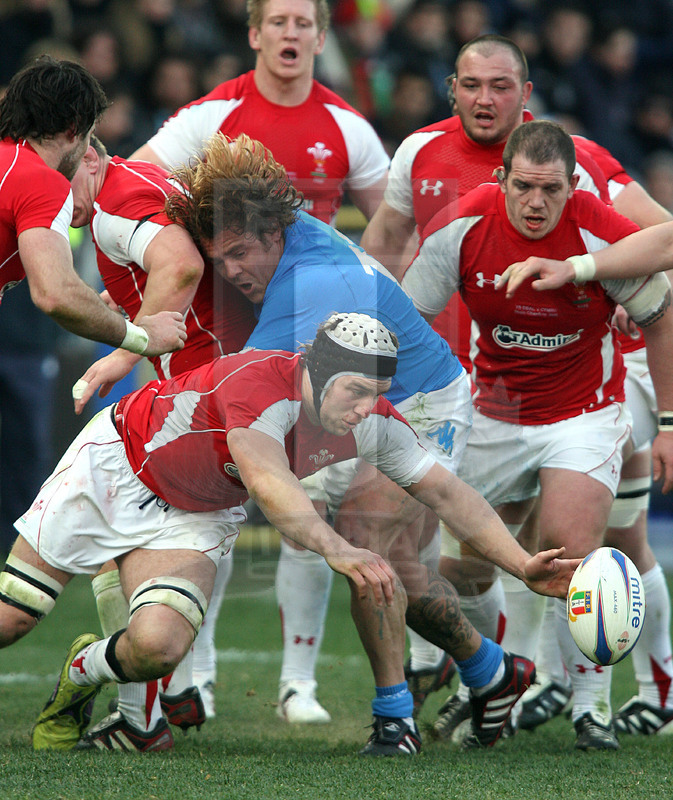 Rbs Sei Nazioni 2011, Roma, stadio Flaminio 26/02/2011, Italia v Galles, Ryan Jones recupera palla su pressione di Castrogiovanni. Daniele Resini/Fotosportit