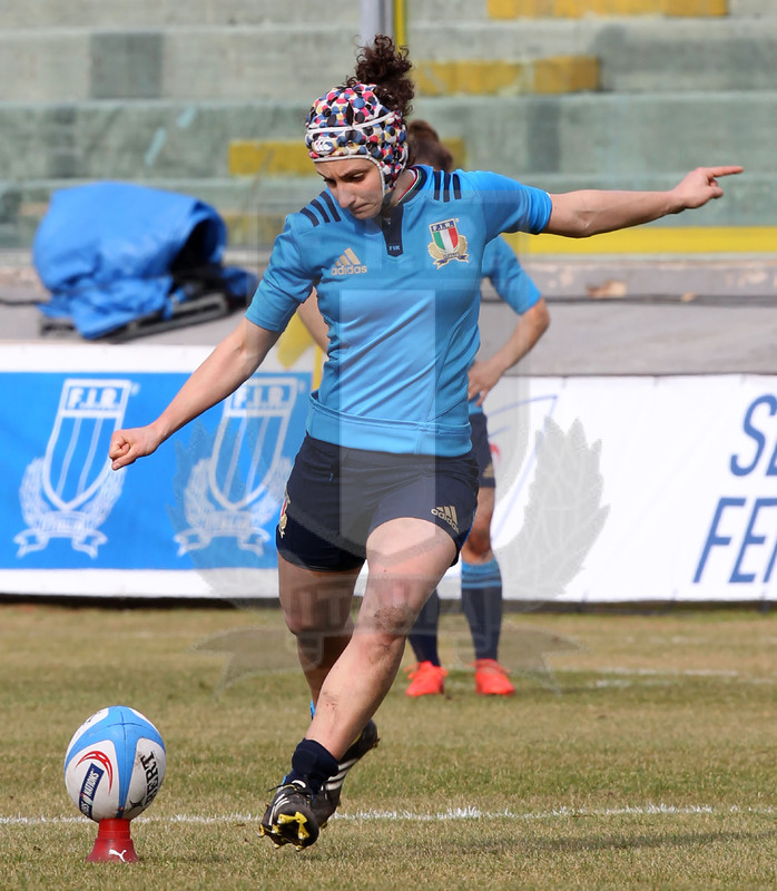 RBS Sei Nazioni 2017, L’Aquila, stadio Tommaso Fattori 12/02/2017, Italia Donne v Irlanda Donne, Michela Sillari al calcio piazzato. Foto Daniele Resini/Fotosportit.