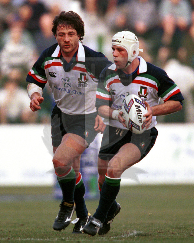 Lloyds TSB Sei Nazioni 2000, Round 1, Roma, stadio Flaminio 05/02/2000, Italia v Scozia, una carica di Alessandro Troncon con Massimo Giovanelli in sostegno. Foto Daniele Resini/Fotosportit