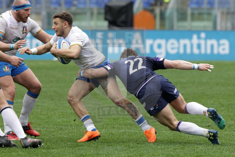 Natwest Sei Nazioni 2018, round 5, Roma stadio Olimpico 17/03/2018, Italia v Scozia, Matteo Minozzi cerca il break su Peter Horne. Foto Daniele Resini/Fotosportit