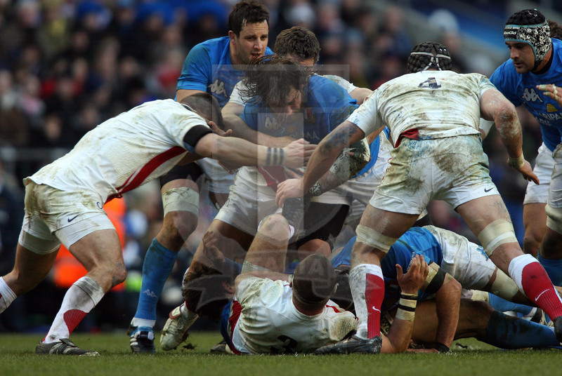 Rbs Sei Nazioni 2009, Londra, Twickenham 07/02/2009, Inghilterra v Italia, Martin Castrogiovanni circondato. Foto Daniele Resini/Fotosportit