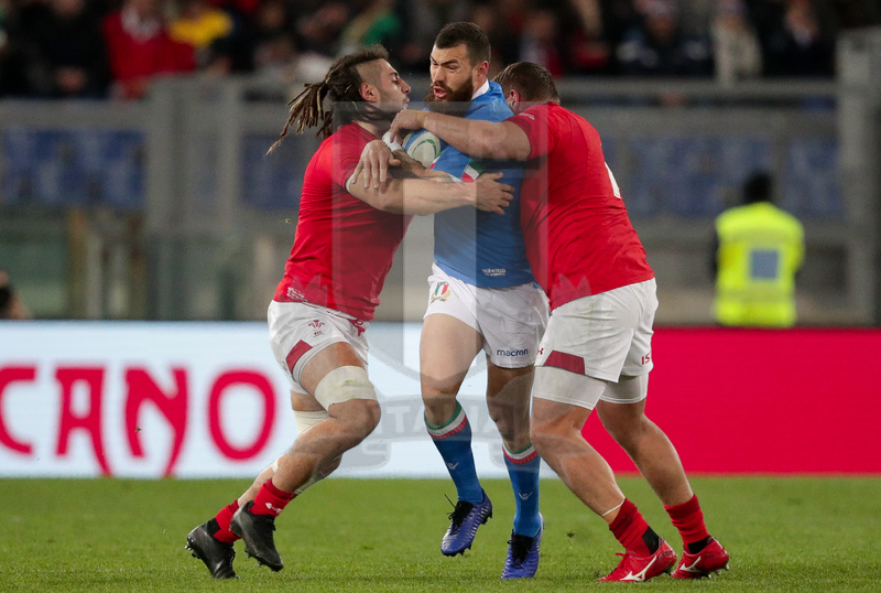 Guinness Sei Nazioni 2016, Round 2, Roma, Stadio Olimpico, 9/02/2019, Italia v Galles. Una carica di Jarden Hayward su Josh Navidi e Nicky Smith. Foto Roberto Bregani/Fotosportit