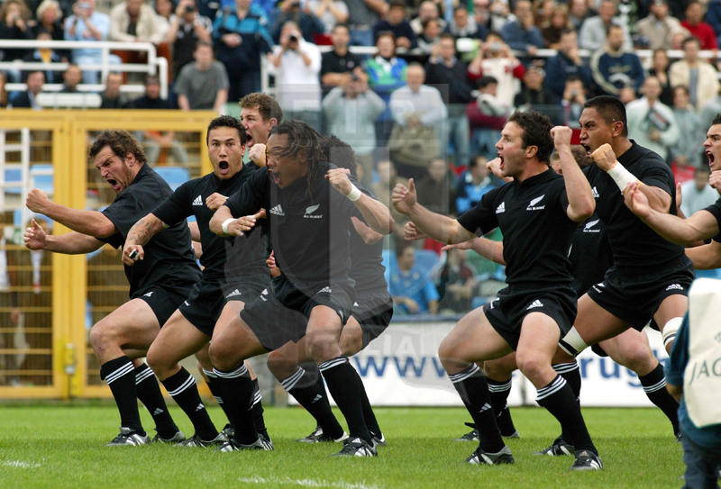 Jaguar Test match 2004, Roma, stadio Flaminio 13/11/2004, Italia v Nuova Zelanda, la Haka guidata da Tana Umaga. Foto Daniele Resini/Fotosportit