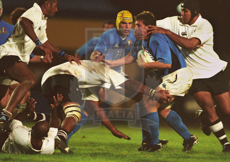 Jaguar Test Match 2001, Treviso, stadio Monigo 10/11/2001, Italia v Fiji, Mauro Bergamasco preso alto e attaccato frontalmente. Accorre Benatti. Foto Daniele Resini/Fotosportit