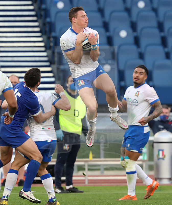 Guinness Sei Nazioni 2021, Round 1, Roma, stadio Olimpico 06/02/2021, Italia v Francia, Paolo Garbisi vola su un pallone alto. Foto Daniele Resini/Fotosportit