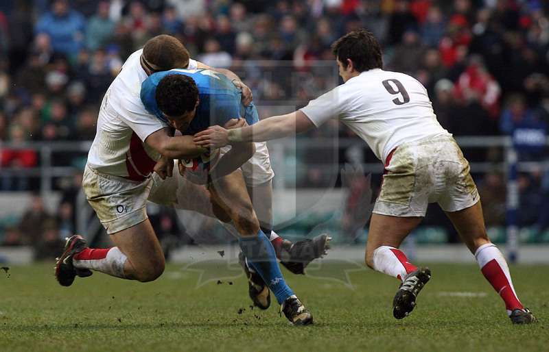 Rbs Sei Nazioni 2009, Londra, Twickenham 07/02/2009, Inghilterra v Italia, Andrea Masi placcato. Foto Daniele Resini/Fotosportit