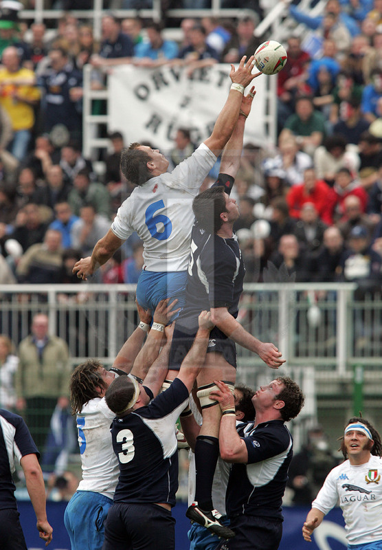 Rbs Sei Nazioni 2006, Roma, stadio Flaminio 18/03/2006, Italia v Scozia, Sergio Parisse conquista touche su Moore. Foto Daniele Resini/Fotosportit
