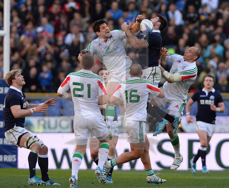 Sei Nazioni 2014, Roma Stadio Olimpico, 22-02-2014, Alessandro Zanni e John Beattie in acrobazia, foto: Massimiliano Pratelli
