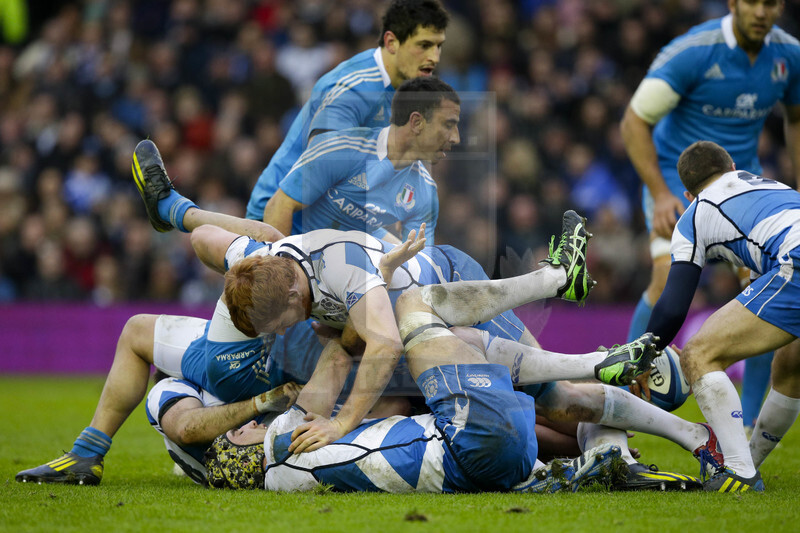 RBS 6 Nazioni 2013, Edimburgo, Murrayfield Stadium, 9-02-2013, Scozia v Italia. Groviglio in ruck. Laidlow raccoglie l\