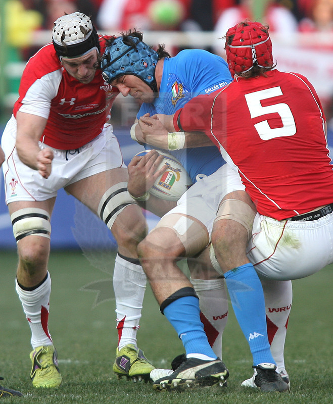 Rbs Sei Nazioni 2011, Roma, stadio Flaminio 26/02/2011, Italia v Galles, Santiago Dellapè fra Alun Win Jone e Ryan Jones. Daniele Resini/Fotosportit