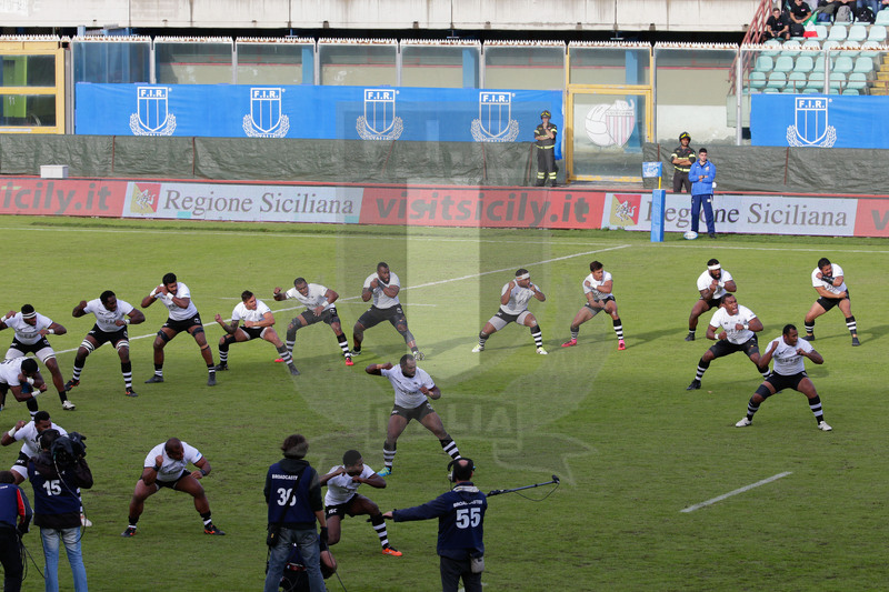 Credit Agricole Cariparma Test Match 2017, Catania, Stadio Massimino, 11-11-2017, Italia v Fiji. I Fisjiani danzano la Cibi. Foto: Roberto Bregani / Fotosportit