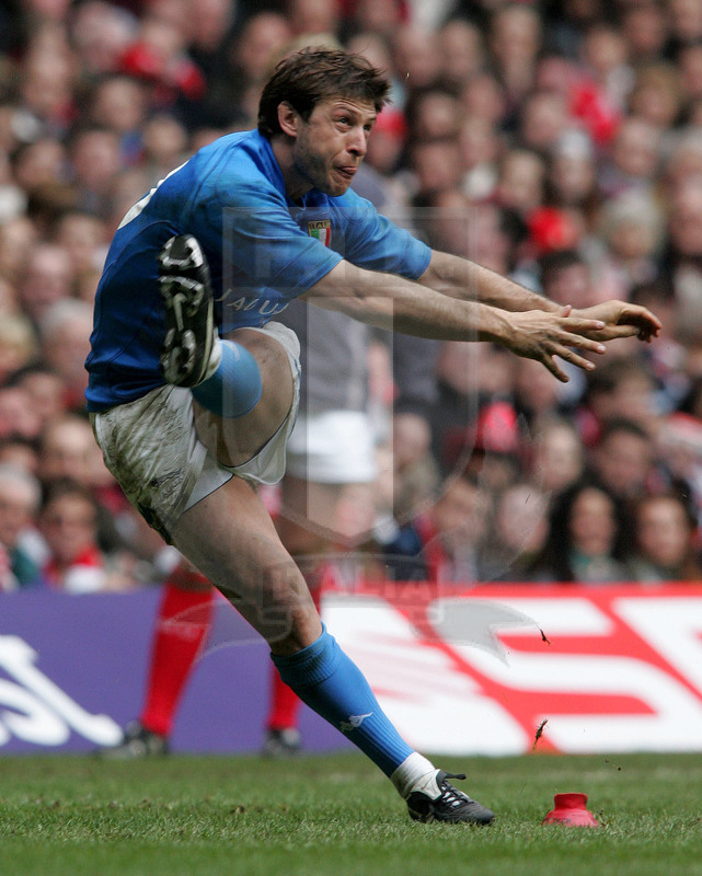 Rbs Sei Nazioni 2006, Round 3, Cardiff, Millennium Stadium 11/03/2006, Galle v Italia, Ramiro Pez al calcio piazzato. Foto Daniele Resini/Fotosportit