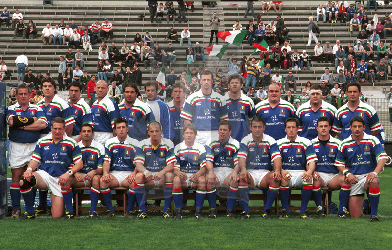 Lloyds TSB Sei Nazioni 2000, Round 4, Roma, stadio Flaminio 18/03/2000, Italia v Inghilterra, la formazione degli Azzurri. Da sinistra, in piedi: Massimo Cuttitta, Orazio Arancio, Nick Zisti, Walter Cristofoletto, Andrea De Rossi, Alessandro Moscardi, Mauro Bergamasco, Andrea Gritti, Carlo Checchinato, Tino Paoletti, Andrea Lo Cicero, Carlo Orlandi. Seduti: Aaron Persico, Andrea Scanavacca, Matteo Mazzantini, Denis Dallan, Diego Dominguez, Alessandro Troncon, Cristian Stoica, Corrado Pilat, Giacomo Preo, Luca Martin. Foto Daniele Resini/Fotosportit