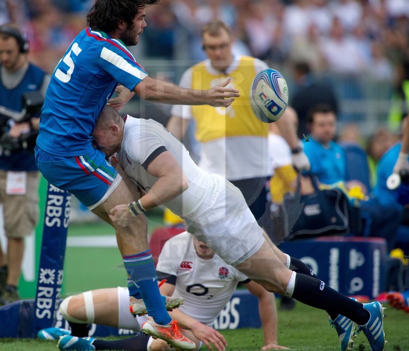 RBS Sei Nazioni,stadio Olimpico,Roma,15-03-2014,Italia-Inghilterra. Foto Elena Barbini. Luke Mc Lean placcato da Mike Brown passa la palla