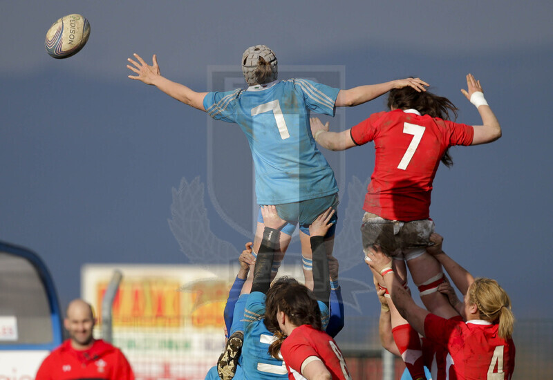 RBS 6 Nazioni Femminile 2013, Benevento, Campo Pace Vecchia, 24-02-2013, Italia v Galles Silvia Gaudino conquista una touche