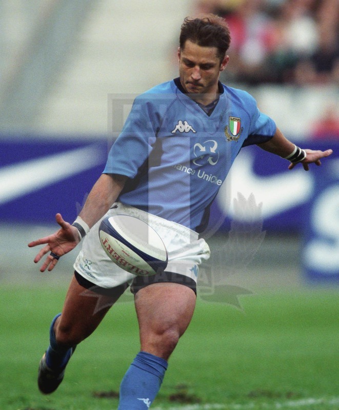 Sei Nazioni 2002, Parigi, Stade de France 2002/02/02, Luca Martin al calcio tattico. Foto Daniele Resini/Fotosportit