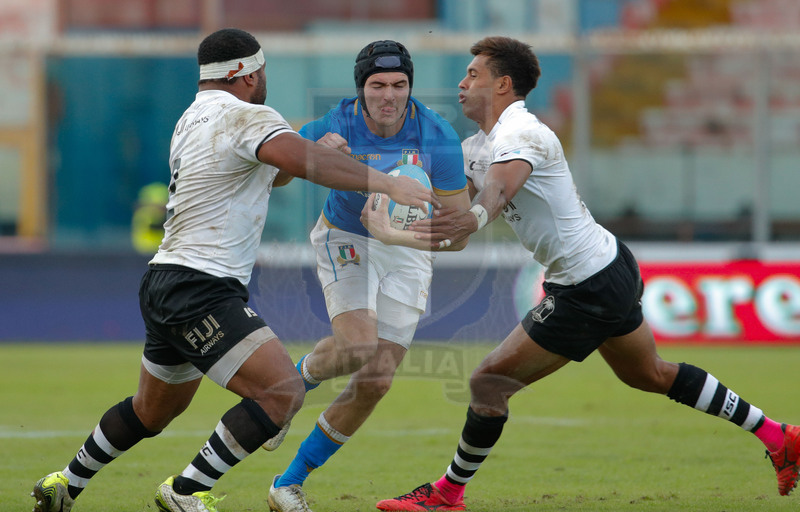 Credit Agricole Cariparma Test Match 2017, Catania, Stadio Massimino, 11-11-2017, Italia v Fiji. Varlo Canna attacca Tuapati Talemaitoga e Ben Volavola. Foto: Roberto Bregani / Fotosportit