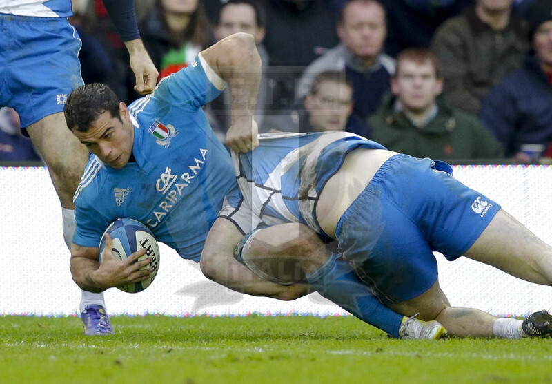 RBS 6 Nazioni 2013, Edimburgo, Murrayfield Stadium, 9-02-2013, Scozia v Italia. Canale viene placcato da un difensore scozzese