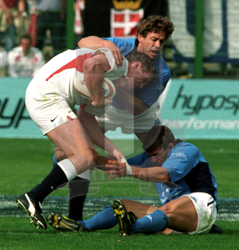 Rbs Sei Nazioni 2002, Roma, stadio Flaminio 07/04/2002, Italia v Inghilterra, Dominguez e raineri su Bracken. Foto Daniele Resini/Fotosportit