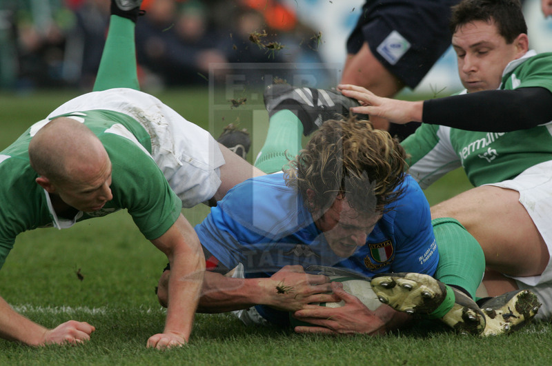 Sei Nazioni 2006, Dublino, Lansdowne road 04/02/2006, Irlanda v Italia, la meta di Mirco Bergamasco. Peter Stringer si oppone inutilmente. Foto Daniele Resini/Fotosportit