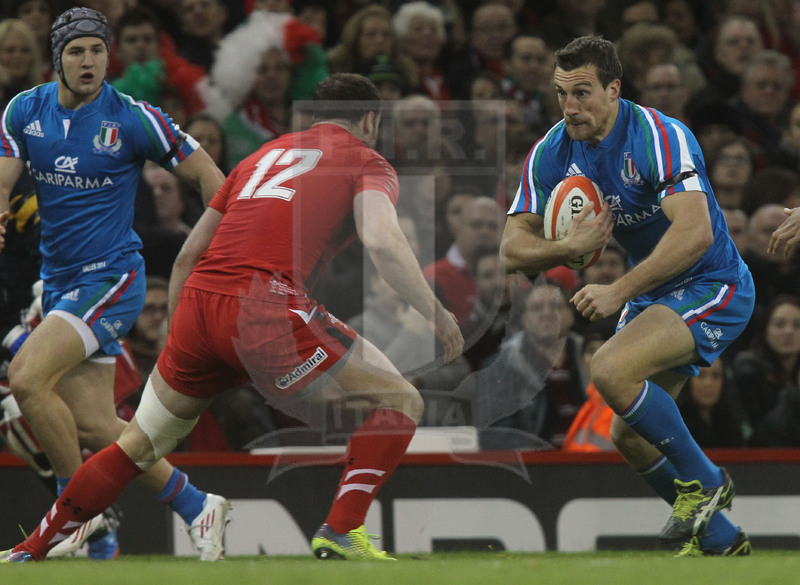 Sei Nazioni 2014, Cardiff. Millennium Stadium, 01/02/2014. Galles v Italia, Alberto Sgarbi punta Jamie Roberts. Foto Daniele Resini/Fotosportit
