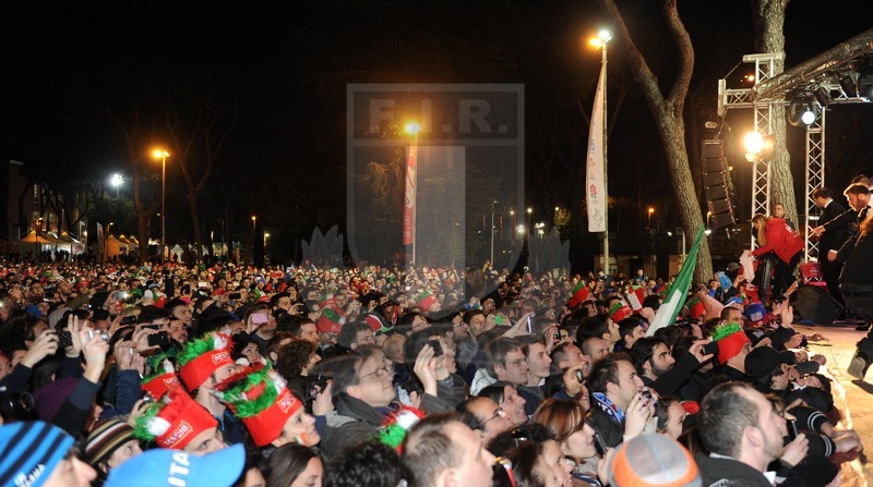 RBS 6 Nazioni 2013, Roma, Stadio Olimpico, 16-03-2013, Italia v Irlanda. gli azzurri festeggiano al villaggio con i tifosi