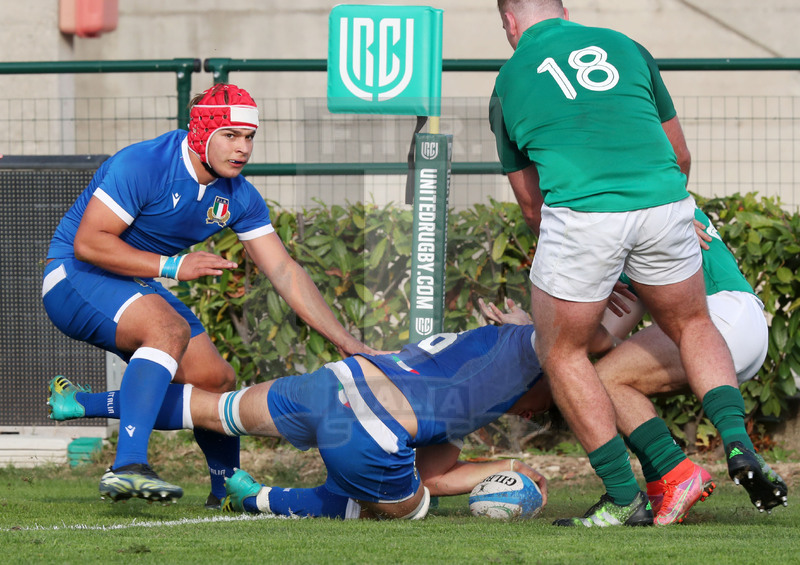 Test match U18, Trviso, stadio di Monigo, Italia U18 v Irlanda U18, Jacopo Botturi schiaccia in meta alla bandierina. Foto Daniele Resini/Fotosportit