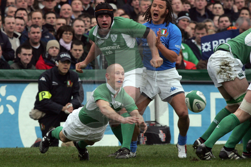 Sei Nazioni 2006, Dublino, Lansdowne road 04/02/2006, Irlanda v Italia, apertura in tuffo di Stringer. Leamy e Paul Griffen lottano per il sostegno. Foto Daniele Resini/Fotosportit