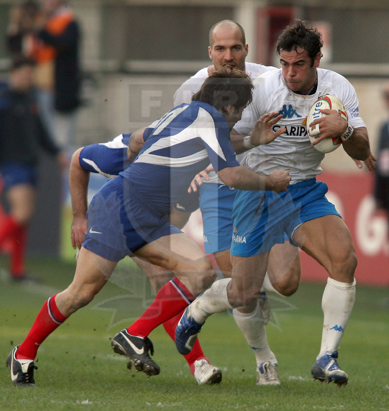 Sei Nazioni 2007, Roma, stadio Flaminio 03/02/2007, Italia v Francia, Gonzalo Canale difende palla da Dominici. Foto Daniele Resini/Fotosportit