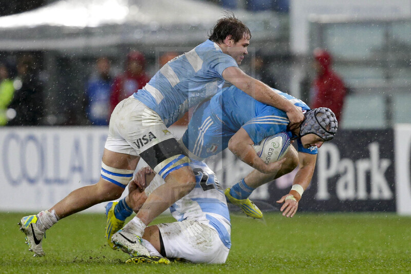 Cariparma Test Match 2013, Roma, Stadio Olimpico, 23-11-2013, Italia v Argentina. Michele Campagnaro viene placcato da Javier Rojas (a terra) e Benjamin Macome Foto Roberto Bregani / Fotosportit