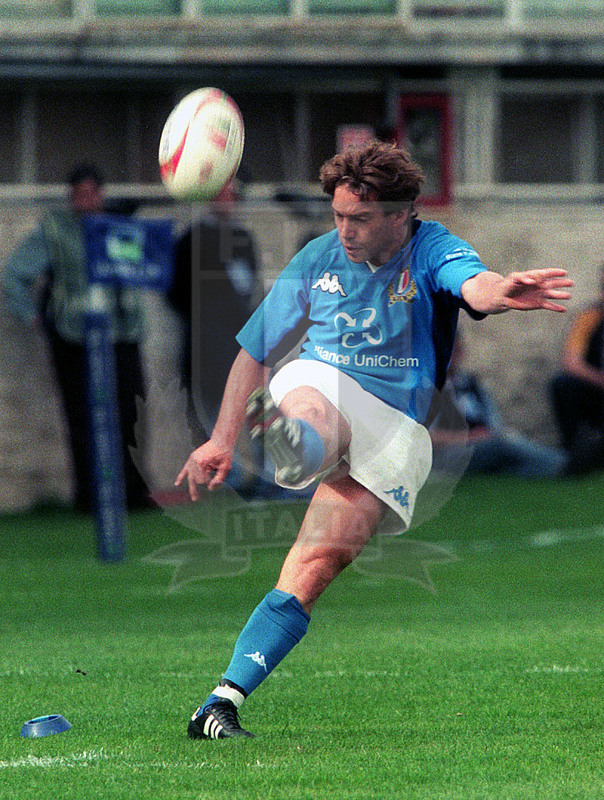 Rbs Sei Nazioni 2002, Roma, stadio Flaminio 07/04/2002, Italia v Inghilterra, Diego Dominguez al calcio piazzato. Foto Daniele Resini/Fotosportit