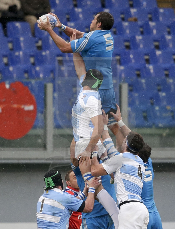 Cariparma Test Match 2013, Roma, Stadio Olimpico, 23-11-2013, Italia v Argentina. Valerio Bernabò anticipa Mariano Galarza in touche Foto Roberto Bregani / Fotosportit