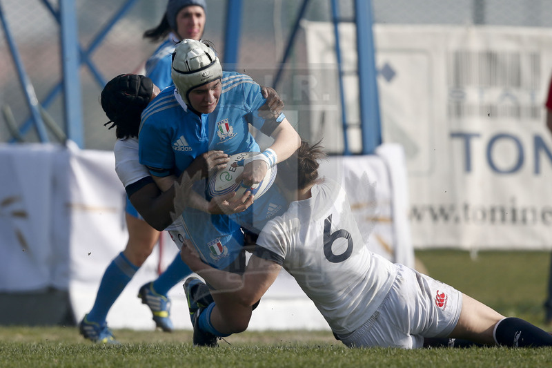 RBS 6 Nazioni Femminile 2014, Rovato (BS), Stadio Giulio e Silvio Pagani, 16-03-2014, Italia v Inghilterra. Ilaria Arrighetti placcata da Sarah Hunter e Margaret Alphonsi . Foto: Roberto Bregani