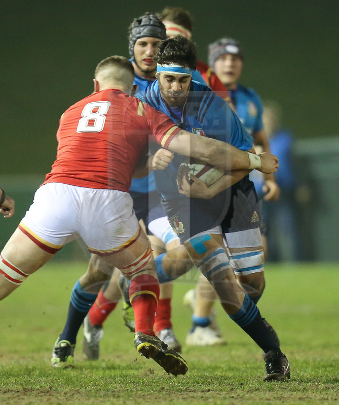 RBS 6 Nazioni U20 2016, Parc Eirias, Colwyn Bay,18-03-2016, Galles U20 v Italia U20. Samuele Ortis carica Harrison Keddie. Foto: Gareth Everett/Huw Evans Agency @ Fotosportit