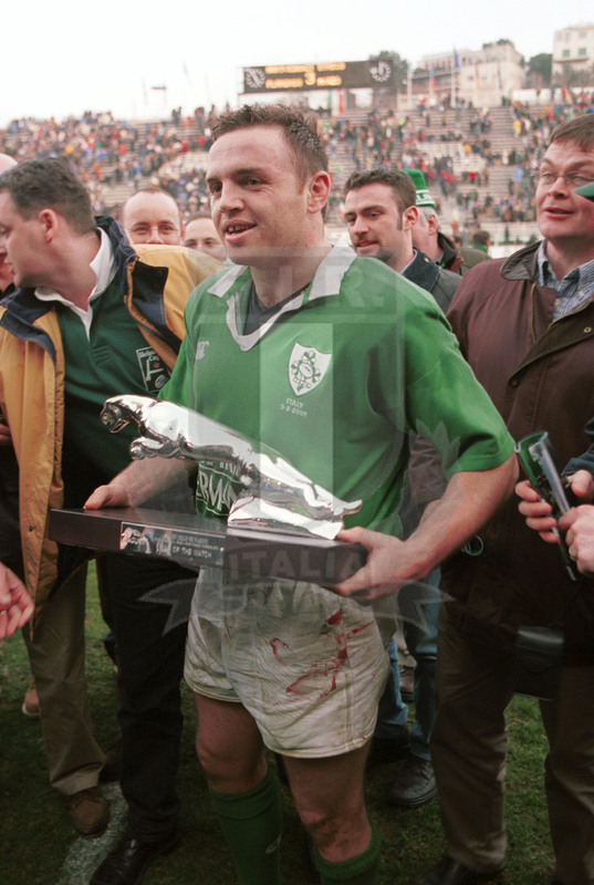 2002 Lloyds TSB Six Nations, Roma, stadio Flaminio 03/02/2001, Italia v Irlanda, Henderson con premio di "man of the match". Foto Daniele Resini/Fotosportit