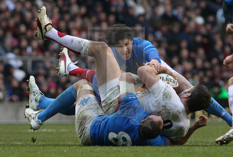 Rbs Sei Nazioni 2009, Londra, Twickenham 07/02/2009, Inghilterra v Italia, Nick Easter portato a terra da Parisse e Zanni. Foto Daniele Resini/Fotosportit