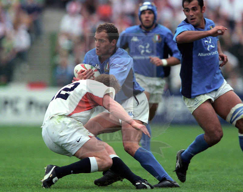 Rbs Sei Nazioni 2002, Roma, stadio Flaminio 07/04/2002, Italia v Inghilterra, denis Dallan placcato da Tindall. Foto Daniele Resini/Fotosportit