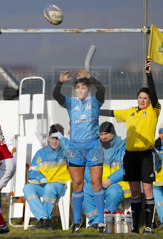RBS 6 Nazioni Femminile 2013, Benevento, Campo Pace Vecchia, 24-02-2013, Italia v Galles. Debora Ballarini lancia l\