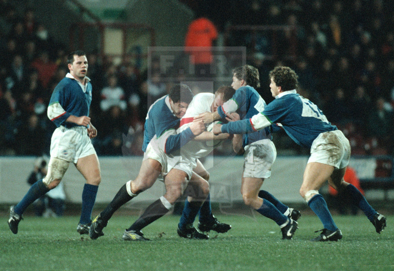 Rugby World Cup 1999, qualificazioni, Huddersfield 22/11/1998, Inghilterra v Italia, pressione difensiva di Dominguez e Arancio. Foto Daniele Resini/Fotosportit