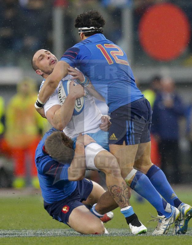 RBS 6 Nazioni 2015, Roma, Stadio Olimpico, 15-03-2015, Italia v Francia. Enrico Bacchin placcato duro da Jules Plisson (a sinistra) eMaxime Mermoz. Foto: Roberto Bregani/Fotosportit