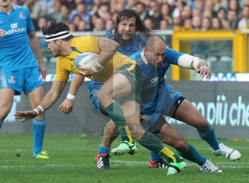 Cariparma test match 2013, Torino, stadio Olimpico, 9 novembre 2013, Italia v Australia, Adam Ashley Cooper aggira Parisse e Castrogiovanni.