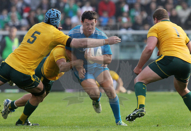 Cariparma test match 2013, Torino 9 novembre 2013, Italia v Australia, Morisi circondato dagli avversari.