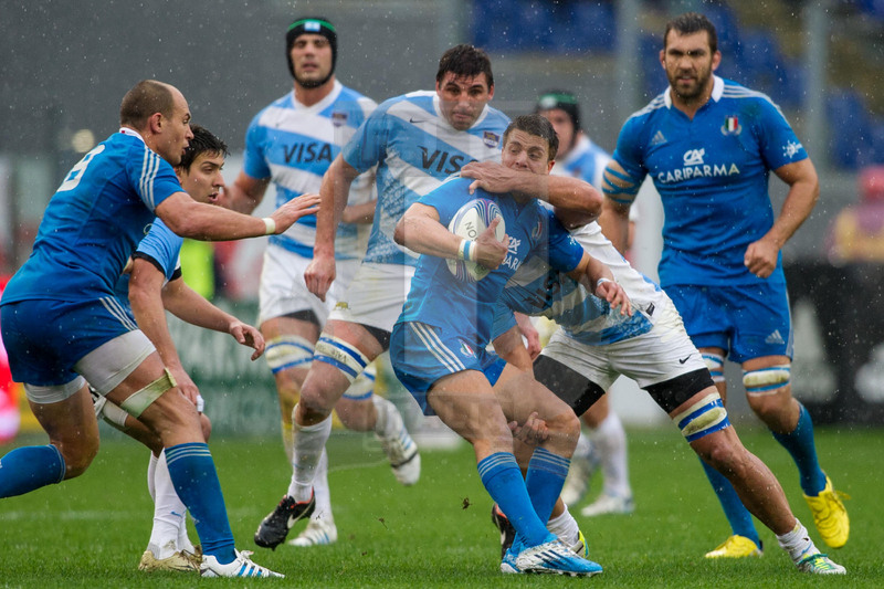 Cariparma Test Match 2013, Roma, Stadio Olimpico, 23-11-2013, Italia v Argentina. Foto Elena Barbini. Tommaso Iannone bloccato da un avversario