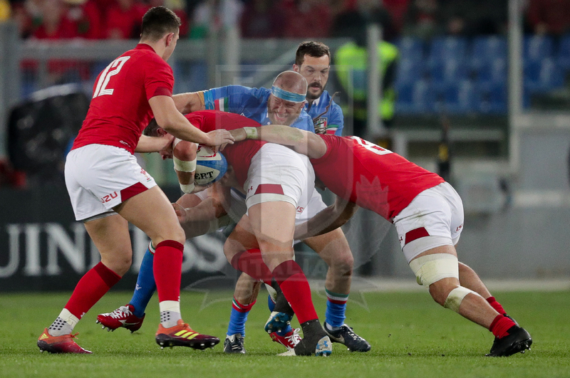 Guinness Sei Nazioni 2016, Round 2, Roma, Stadio Olimpico, 9/02/2019, Italia v Galles. Elliot Dee affrontato da Leonardo Ghiraldini con sostegno di Guglielmo Palazzani. Foto Roberto Bregani/Fotosportit