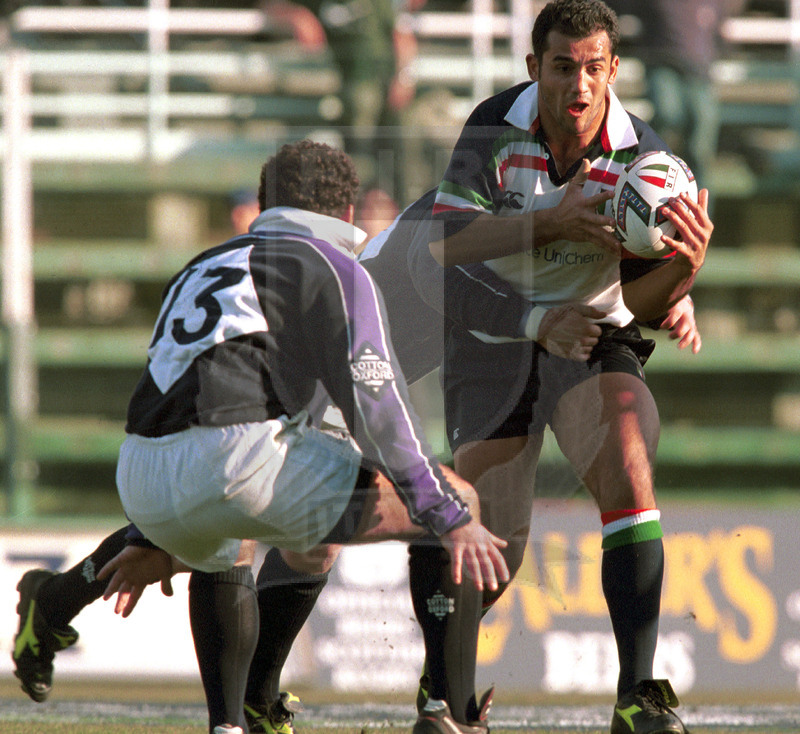 Lloyds TSB Sei Nazioni 2000, Round 1, Roma, stadio Flaminio 05/02/2000, Italia v Scozia, Cristian Stoica affrontato da Jamie Mayer. Foto Daniele Resini/Fotosportit